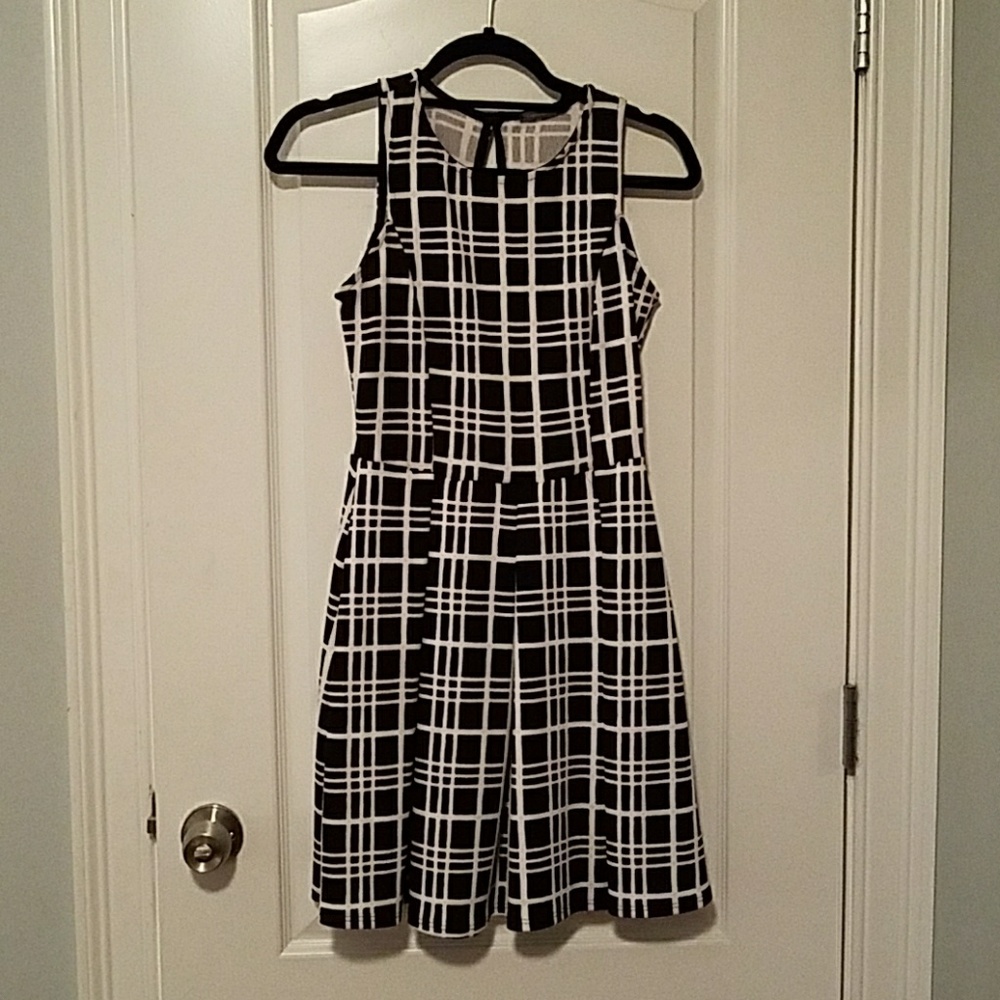 Soprano black & white pleated dress